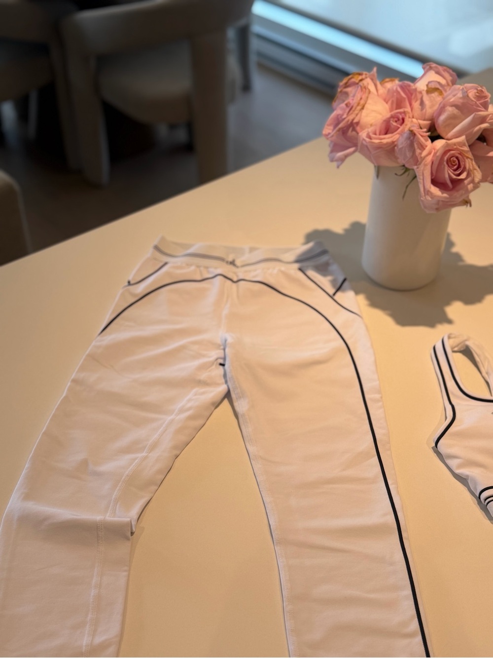 Alo yoga heart throb leggings in white